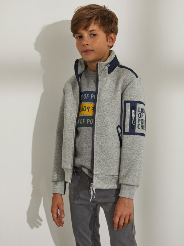 Chaqueta con capucha