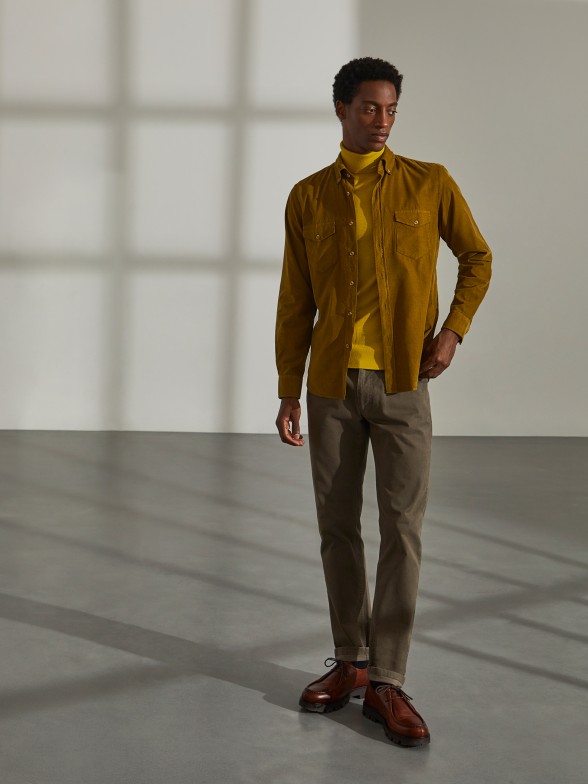Man's slim fit shirt in corduroy in plain colour