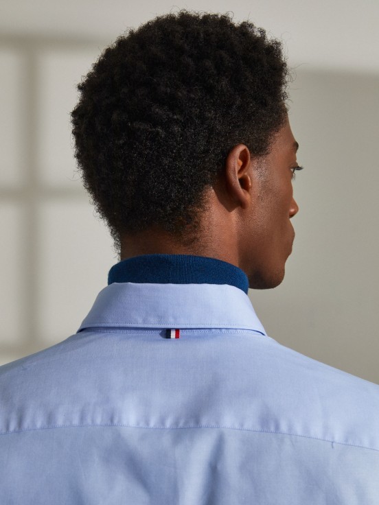 Camisa para hombre de algodón slim fit con cuello de dos botones