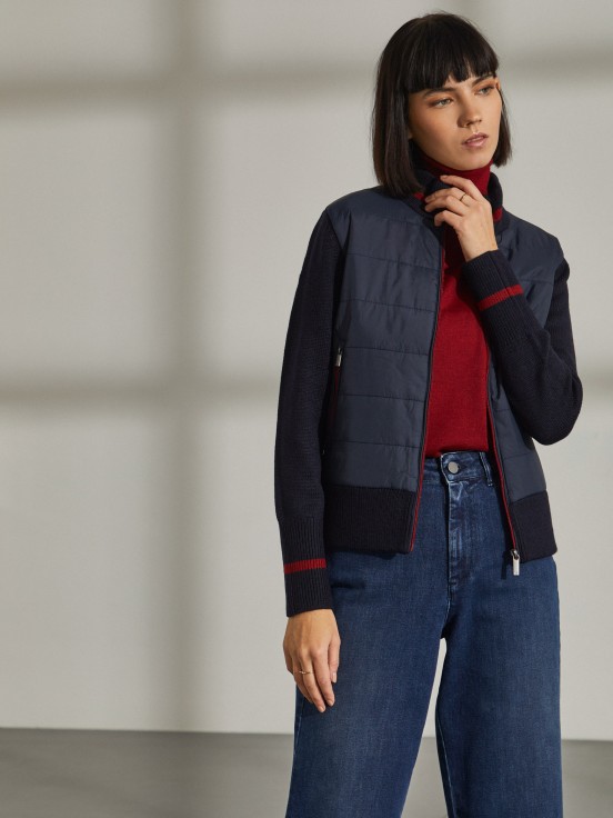 Chaqueta combinada con cuello alto