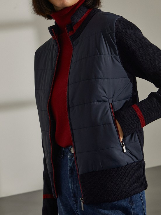 Chaqueta combinada con cuello alto