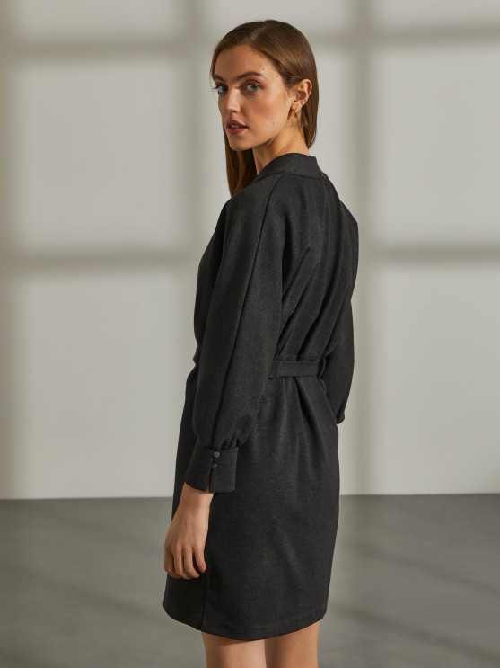 Vestido com decote em V