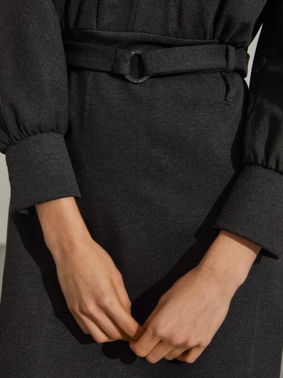 Vestido com decote em V