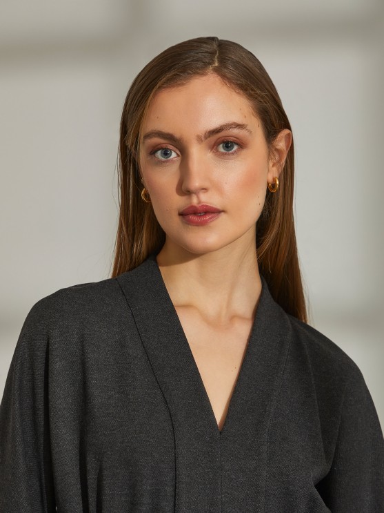 Vestido com decote em V