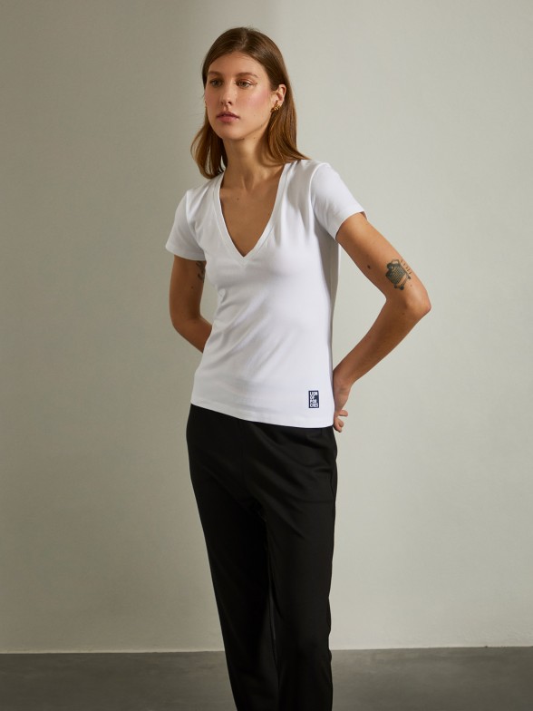 T-shirt para mulher em algodo stretch bsica com decote em v