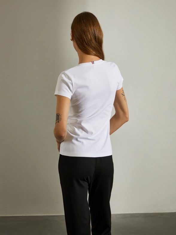 T-shirt para mulher em algodo stretch bsica com decote em v
