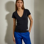 Woman's t-shirt in basic stretch cotton with v-neck