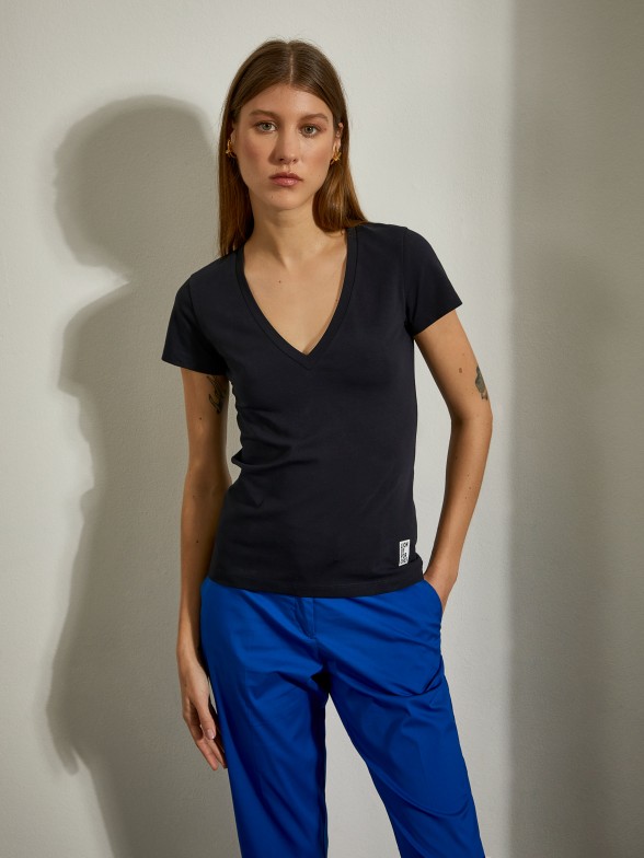 T-shirt para mulher em algodo stretch bsica com decote em v