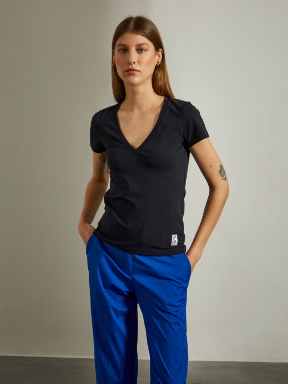T-shirt para mulher em algodo stretch bsica com decote em v