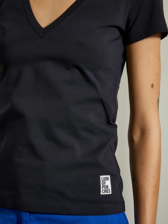 T-shirt para mulher em algodo stretch bsica com decote em v
