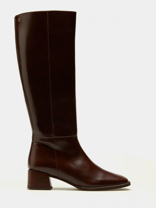 Knee leght boots in brown leather