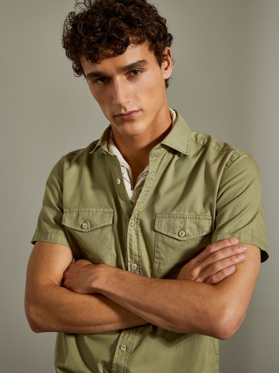 Camisa slim fit de manga curta