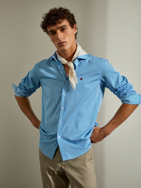 Camisa slim fit aos quadrados