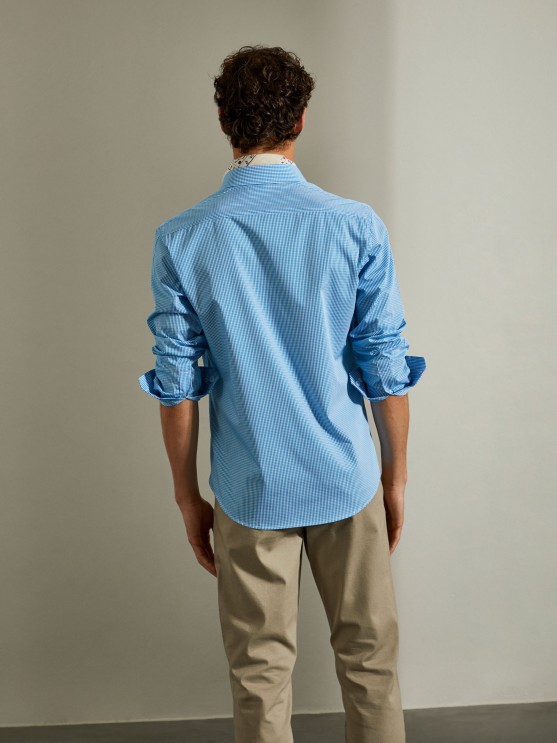 Camisa slim fit aos quadrados