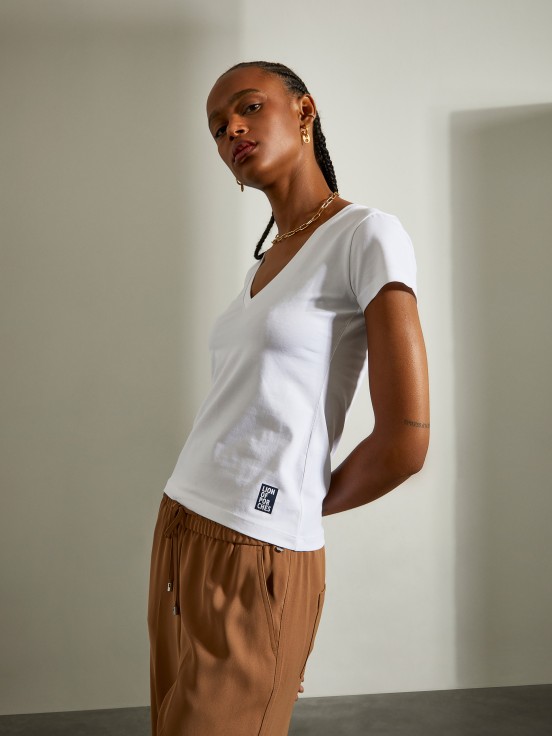 Camiseta para mujer en algodn elstico bsico con cuello de pico