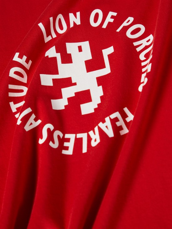 T-shirt com logotipo