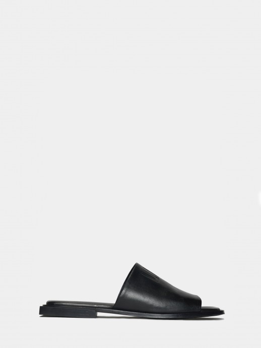 Woman's leather sandals with engraving and detail on heel