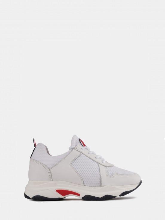 Sneakers combined with tricolor sole