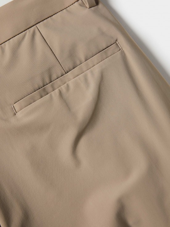 Pantalones chinos en tejido tcnico