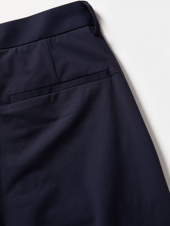 Pantalones chinos en tejido tcnico