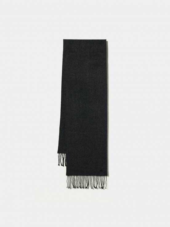 Scarf with fringes