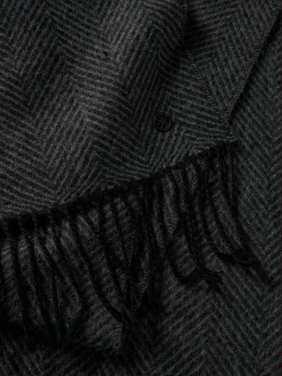 Scarf with fringes