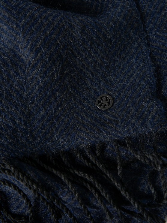 Scarf with fringes