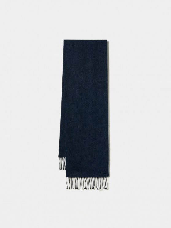Scarf with fringes