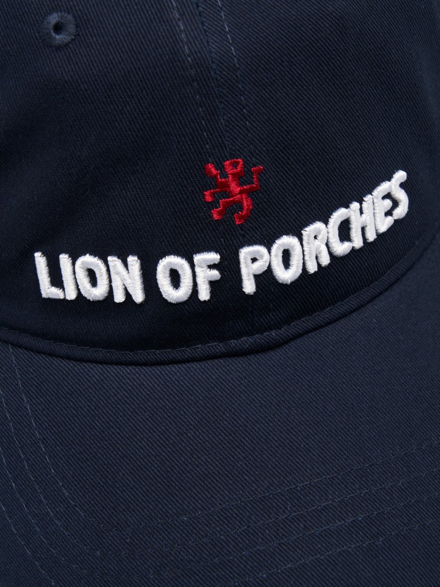 Gorra con visera curva