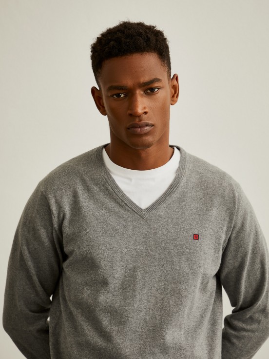 V-neck pullover