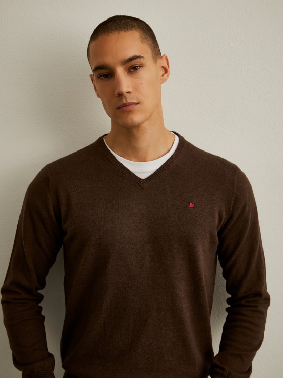 V-neck pullover