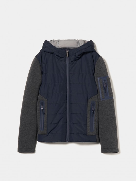 Chaqueta con capucha