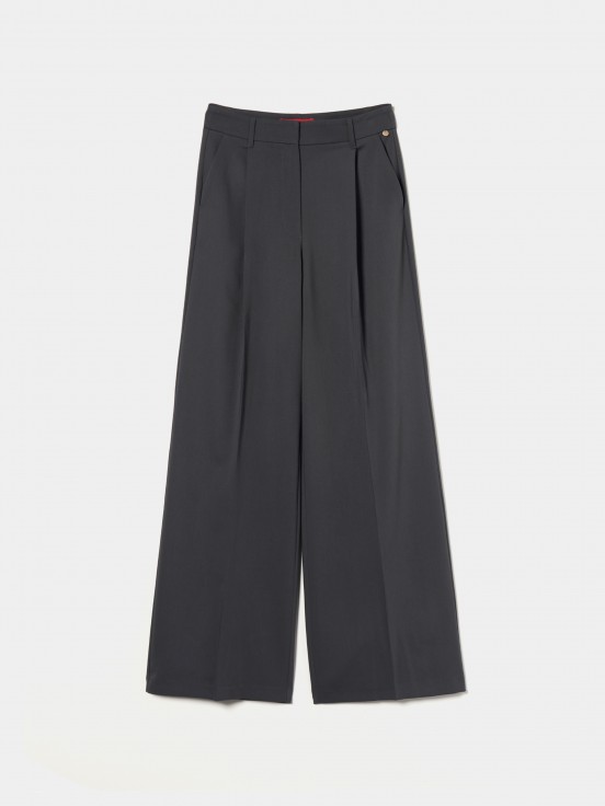 Wide pants with pleats