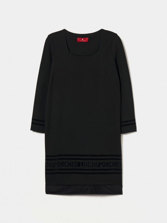 Vestido con letras de terciopelo