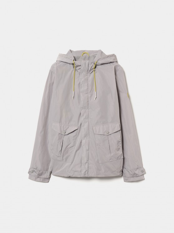 Parka para homem em tecido tcnico com capuz e bolsos