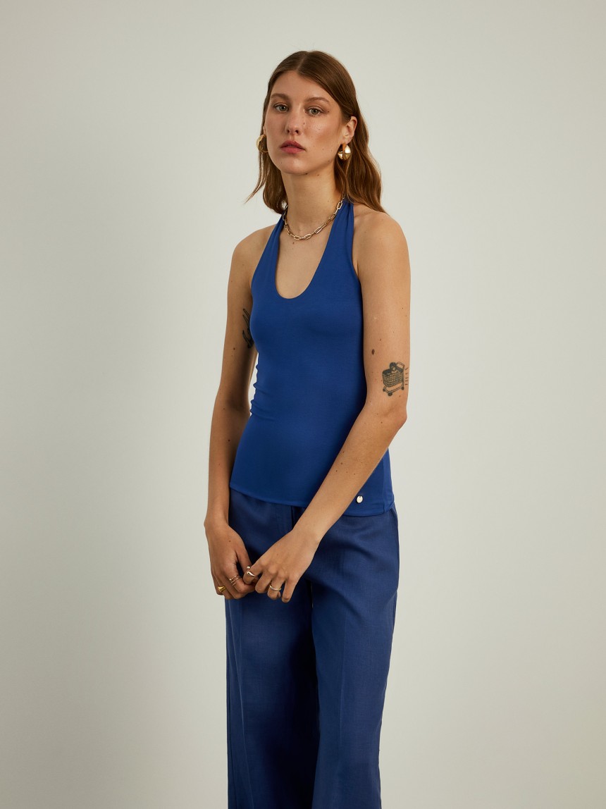 Top de punto con cuello halter
