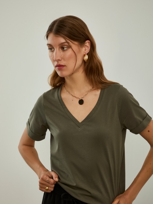 V-neck t-shirt