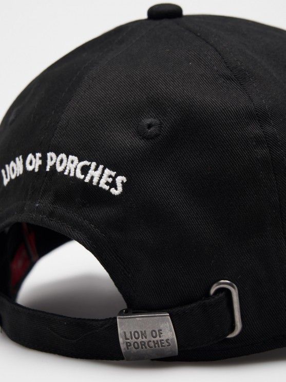 Cap with curved peak