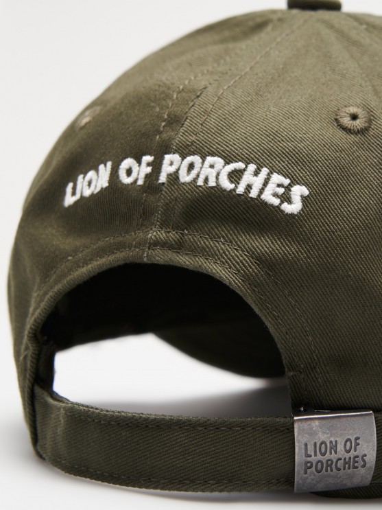 Cap with curved peak