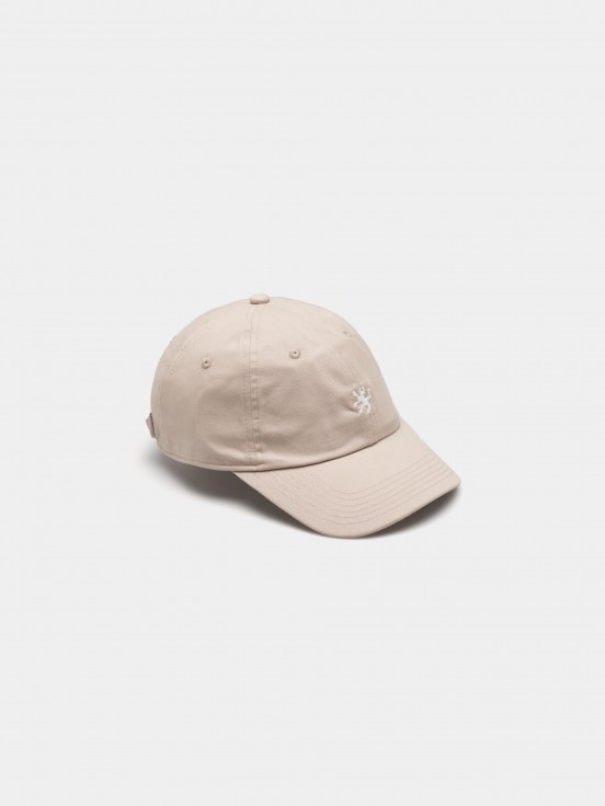 Cap with curved peak