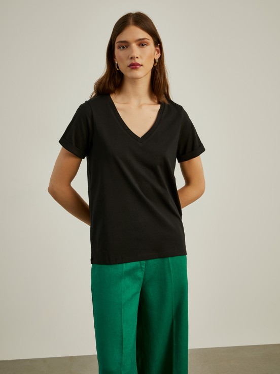 V-neck t-shirt