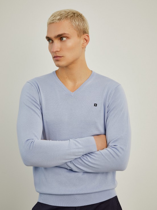 V-neck pullover