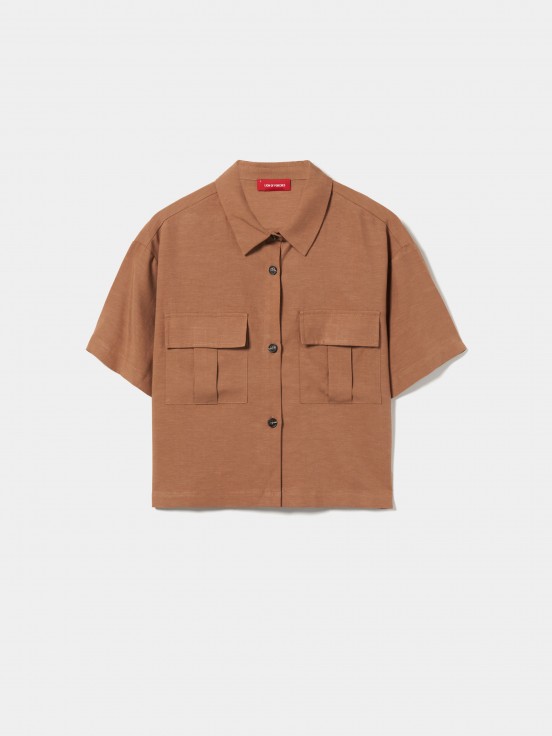 Camisa cropped com bolsos