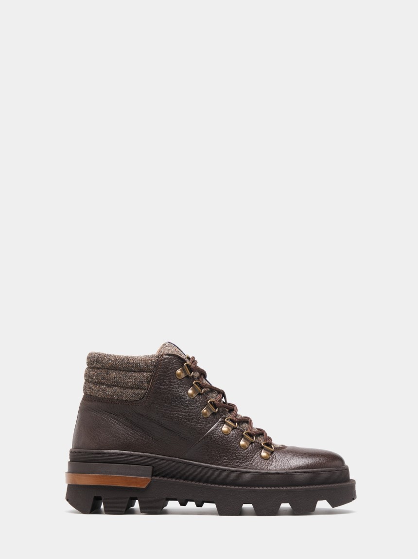 Lace-up mountain boots