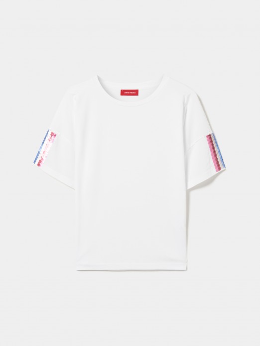 T-shirt com lantejoulas