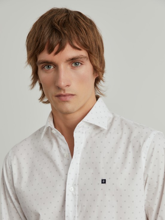 Camisa slim fit con microestampado