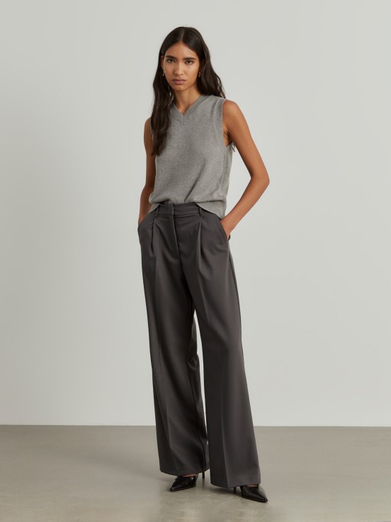 Wide pants with pleats