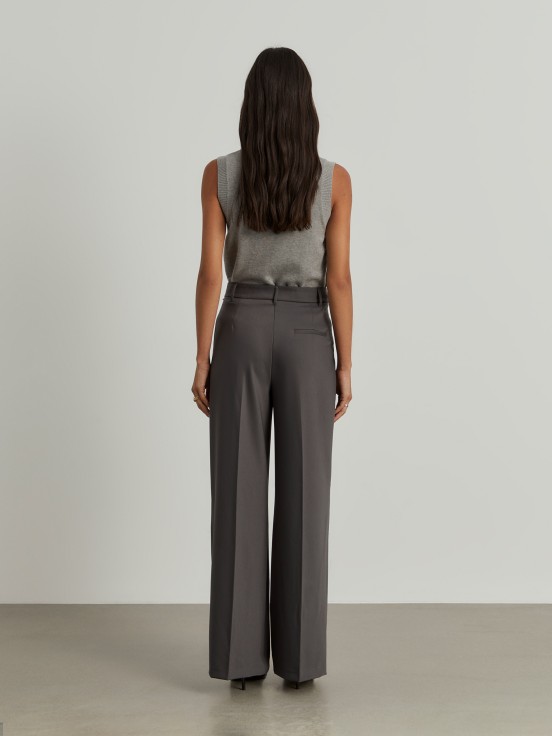 Wide pants with pleats