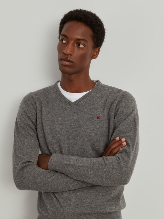 V-neck pullover