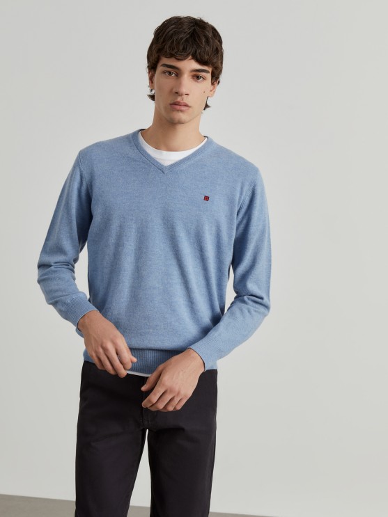 V-neck pullover